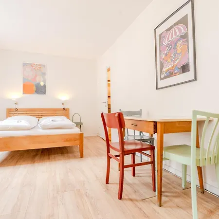 Whats-app Self-check-in - Vibrant Life In Apartment