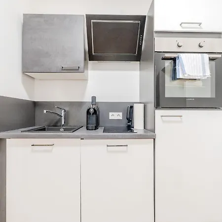 Whats-app Self-check-in - Vibrant Life In Apartment *