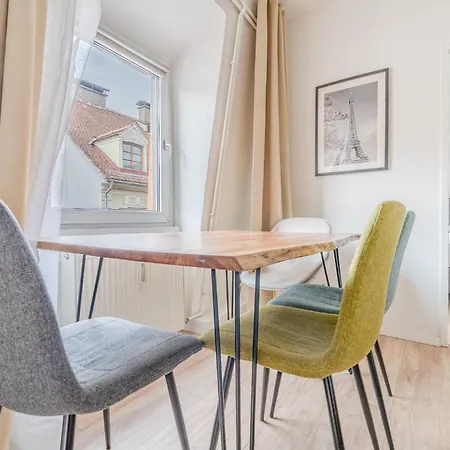 Whats-app Self-check-in - Vibrant Life In Apartment