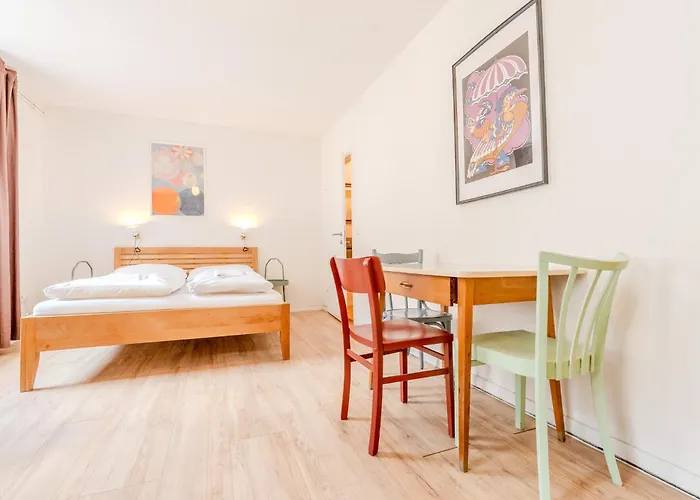 Whats-app Self-check-in - Vibrant Life In Apartment