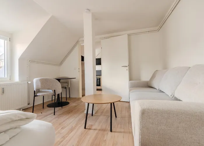 Whats-app Self-check-in - Vibrant Life In Apartment